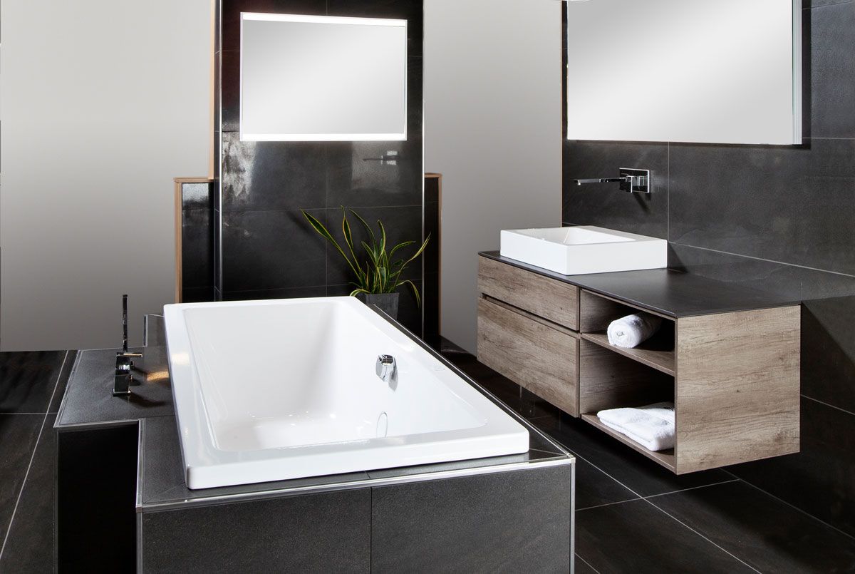 Farbenfrohe Wannen und Waschbecken 